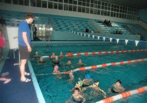 Yüzme havuzu dolup taşıyor